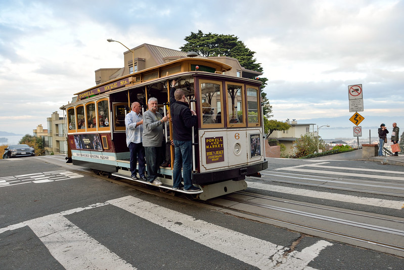 【舊金山纜車】居然可以站在車門邊，讓我想起伊斯坦堡的叮叮車