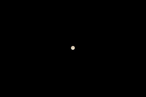 moon_10 夜空に浮かぶ小さな満月の写真。