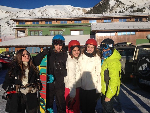Els joves van a esquiar