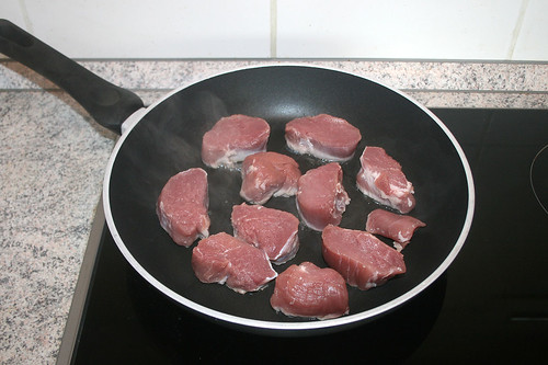 28 - Schweinemedaillons ohne Fett in Pfanne geben / Fry pork medaillons without fat in pan