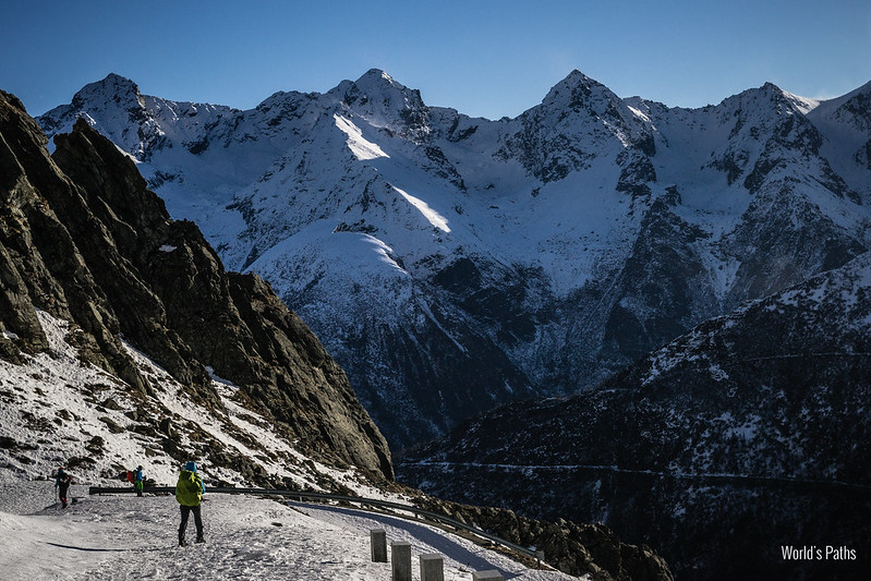 Strada dopo il Lago dietro la Torre