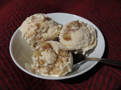 Butter-Eiscreme mit in Honig-Butterscotch-Sauce getränkten Kuchenstücken (3. Mal)