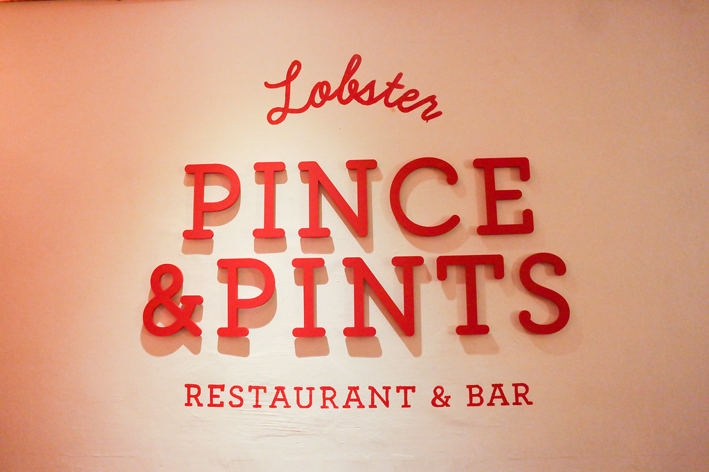 Pince & Pints Restaurant and Bar Signage