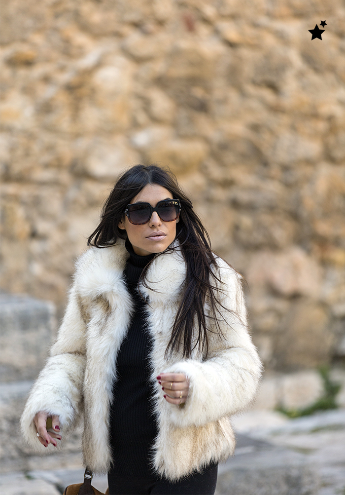street style barbara crespo pastrana black five fur coat travels fashion blogger outfit ugg boots blog de moda