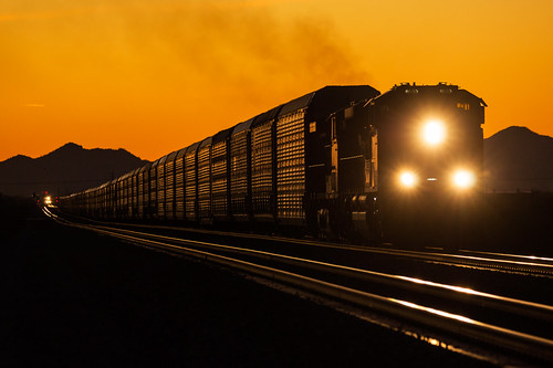 railroad sunset arizona orange up mobile train soleil unitedstates pacific union coucher railway route locomotive chemin glint fer gila subdivision autorack maricopa emd 8685 sd70ace