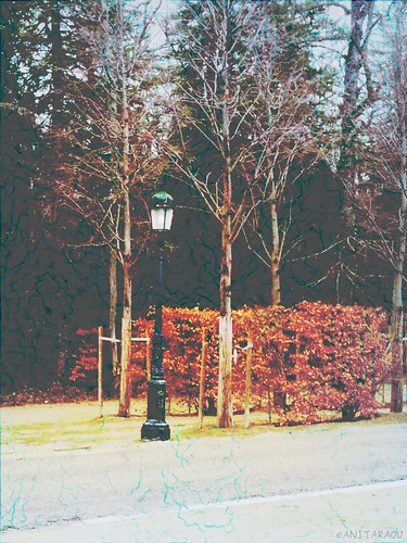 Lamp post, damaged