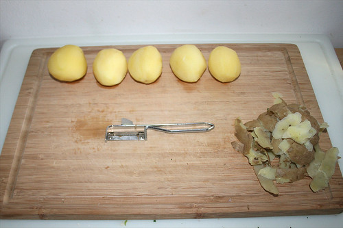 39 - Pellkartoffeln schälen / Peel potatoes