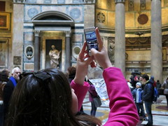 Photographers inside Pantheon Rome - Testing Canon G 16 3200 ISO