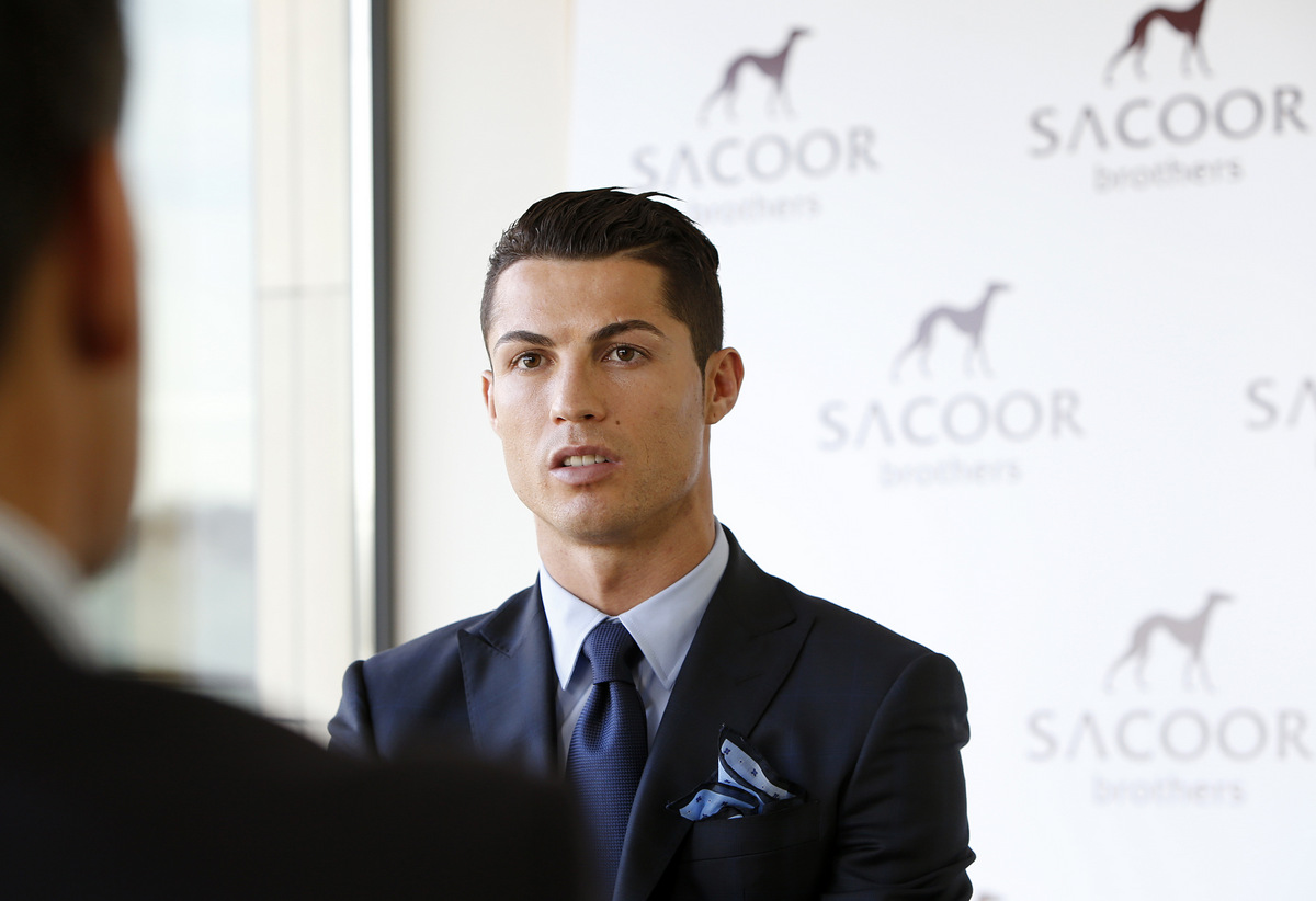 Cristiano Ronaldo Kacak Bergaya Dalam Sut Sacoor Brothers