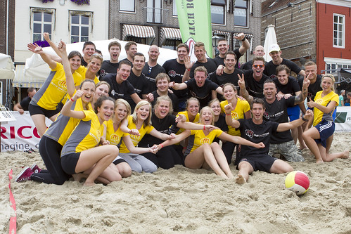 De groep van Mitch Bootcamp bij het Beachvolleybal toernooi