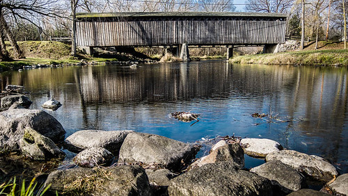 bridge autumn water wisconsin river landscape unitedstates coveredbridge cedarcreek cedarburg coveredbridgepark