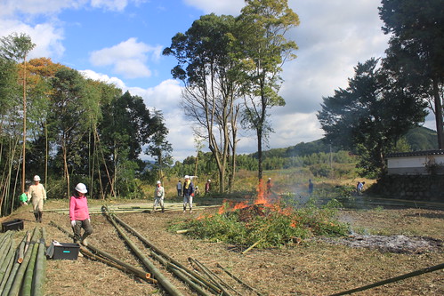 工作期間焚燒作業一直進行著，草木灰直接回到土地。攝影：黃苑蓉