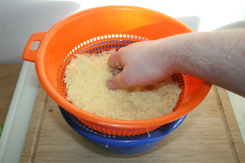 14 - Kartoffelraspeln gut ausdrücken / Squeeze grated potatoes