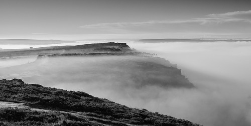 mist landscape blackwhite derwentvalley derbyshire peakdistrict darkpeak moorland gritstone curbaredge eaglestone baslowedge temperatureinversion gritstoneedge eaglestoneflat minoltaamount britnatparks