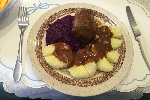 Roulades with red cabbage & dumplings / Rouladen mit Rotkohl & Klößen