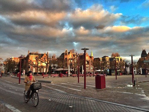 street morning amsterdam sunrise museumplein cyclist biker goldenhour