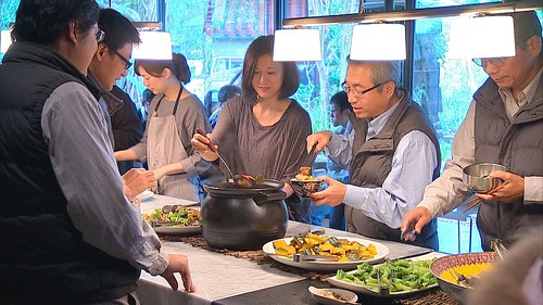 環境整合公司把迎賓大廳改為廚房，用食物香氣來迎接賓客。