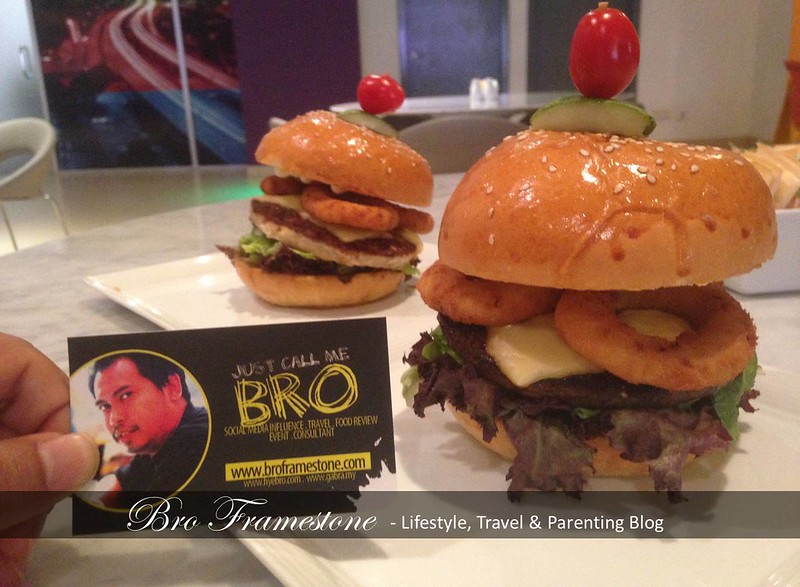 The Ultimate Peri Peri Burger : sTREATs Restaurant and Bar - Ibis Styles Kuala Lumpur Fraser Business Park