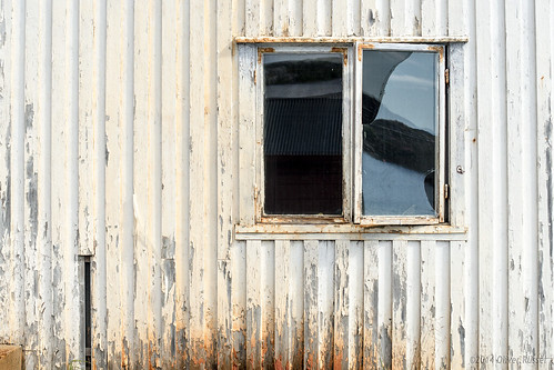 white house abandoned broken window norway wall paint decay oru peel lofoten 2014