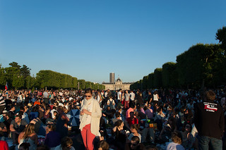 Foule sur le Champs de Mars en attendant le feu d'artifice du 14 Juillet à la Tour Eiffel