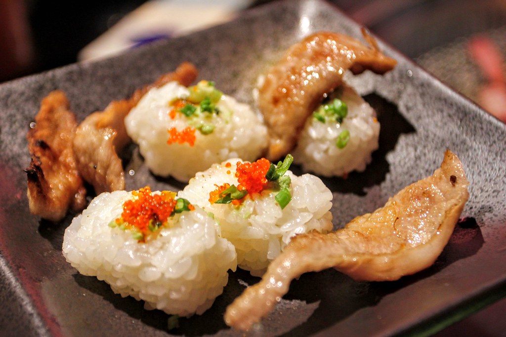 烤好的松阪肉可以跟這個握壽司飯糰一起吃