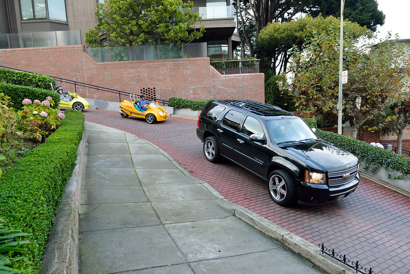 【倫巴底街 Lombard Street】還有人租了小玩具車來開