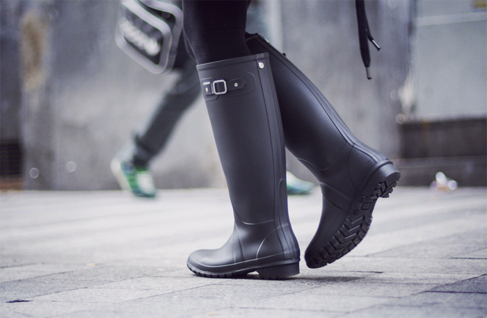 street style barbara crespo the corner rainy day parka rain boots black fashion blogger outfit blog de moda