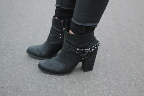 boots-stiefelette-hm-kette-schwarz-outfit-winter-casual-schuhe-fashionblog