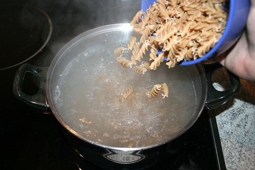 20 - Nudeln kochen / Cook noodles