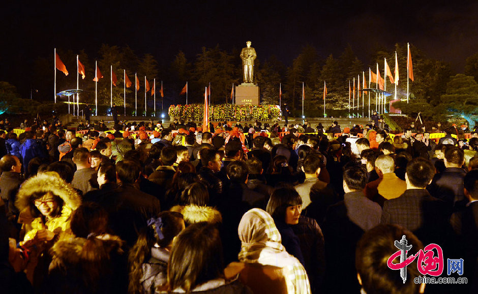 2014年12月26日零点，韶山毛泽东广场近10万各地群众欢欢喜喜，共同迎来毛泽东同志诞辰121周年纪念日。