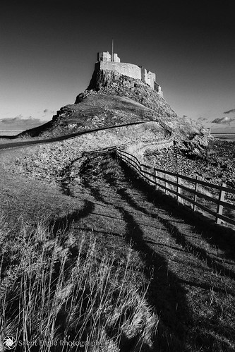uk england bw castle blanco clouds canon island photography woods shadows silent y eagle negro north east holy northumberland sep northeast lindisfarne the copyright© silenteaglephotography silenteagle09 ep9145