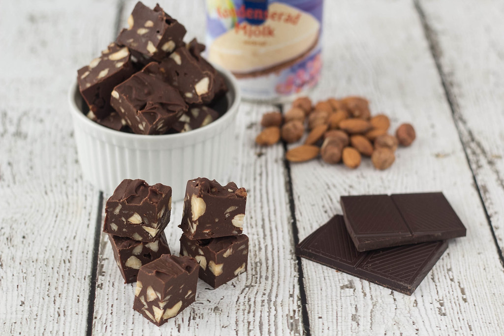 Recipe for Homemade Microwave Chocolate Fudge with Nuts