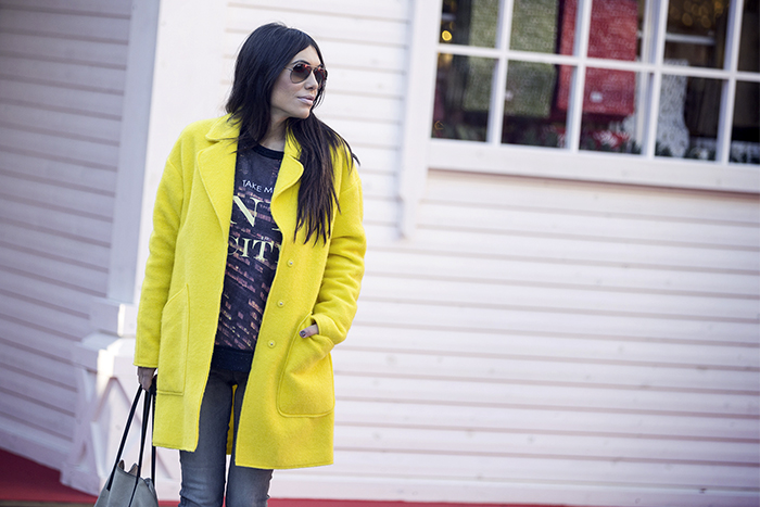 street style barbara crespo yellow zara coat denim jeans adidas sneakers fashion blogger outfit blog de moda