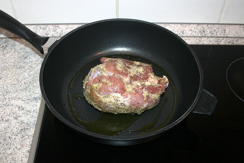24 - Schweinebraten in Pfanne geben / Put pork roast in pan