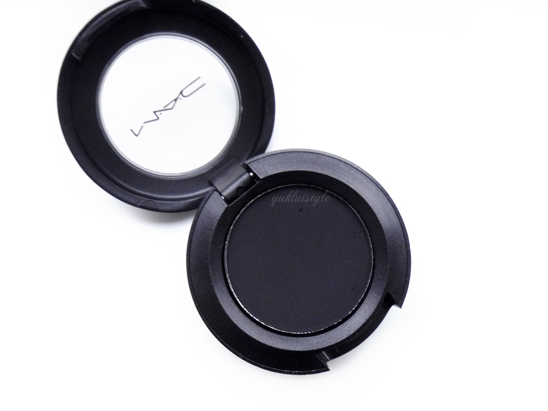 MAC Eyeshadow in Carbon review and swatch