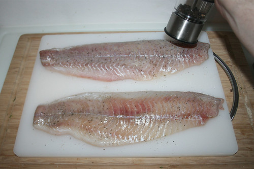40 - Seelachs mit Pfeffer & Salz würzen / Season fish with pepper & salt