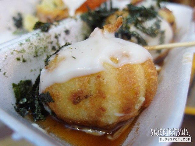 must try street food in hong kong takoyaki close up たこ焼き 蛸焼