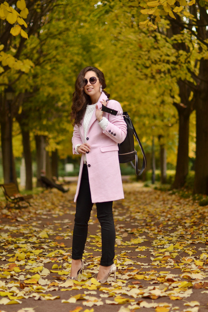 Paseando en otoño por Barcelona abrigo rosa