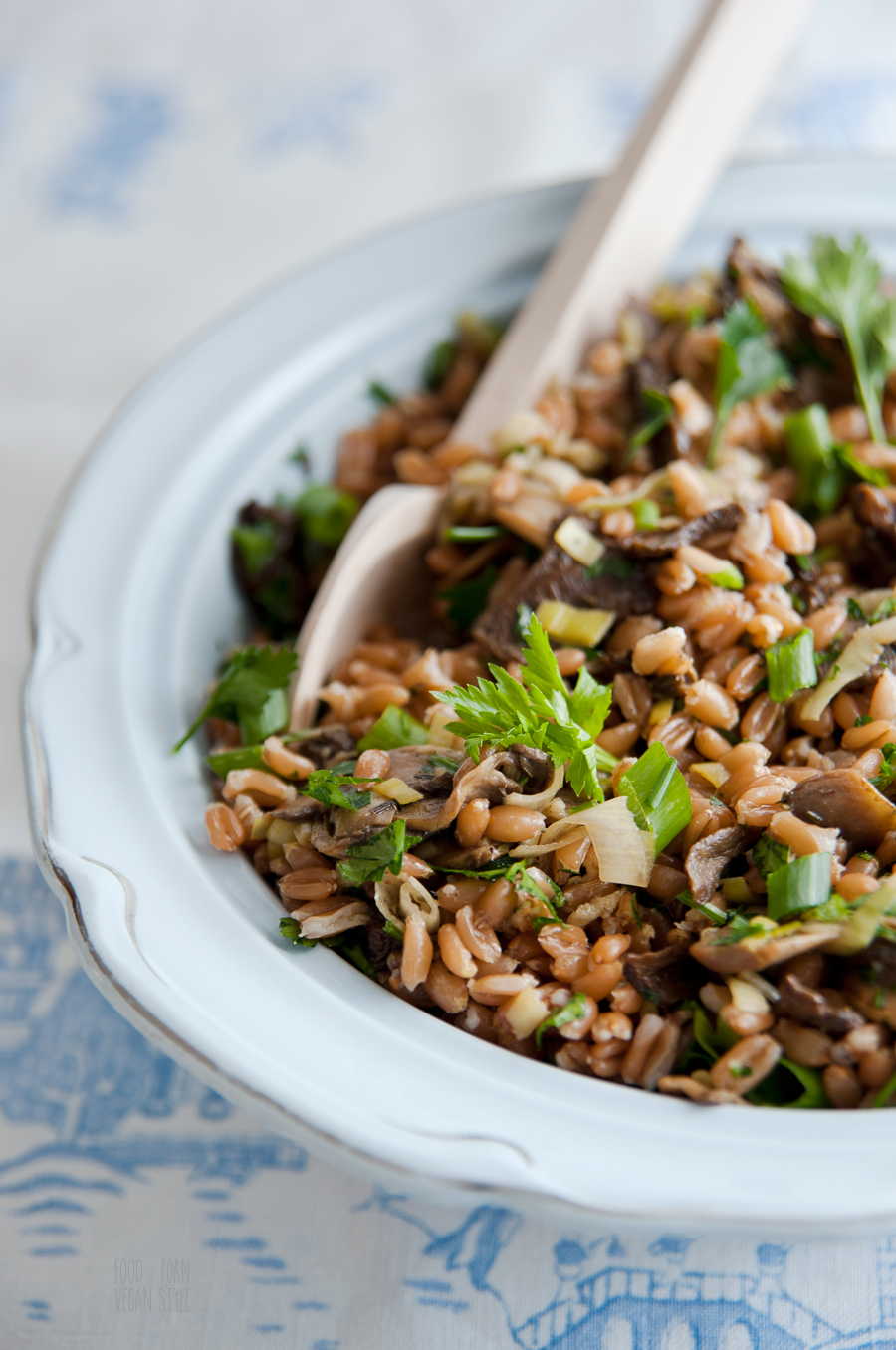 Spelt grains, marinated mushrooms and parsley salad