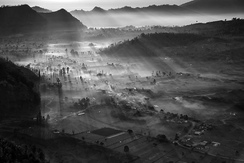 city morning bw bali cliff white mist black fog sunrise indonesia landscape nikon village sigma os mount rays f28 rol 70200mm matahari godrays kintamani desa d810 kabut pinggan