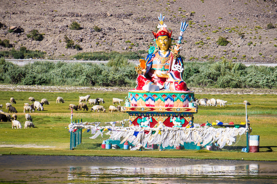 Статуя Гуру Римпонче, установленная на священном озере