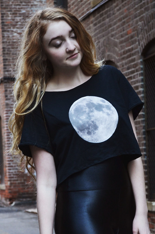 DIY Moon Shirt with free Printable Design on juliettelaura.blogspot.com