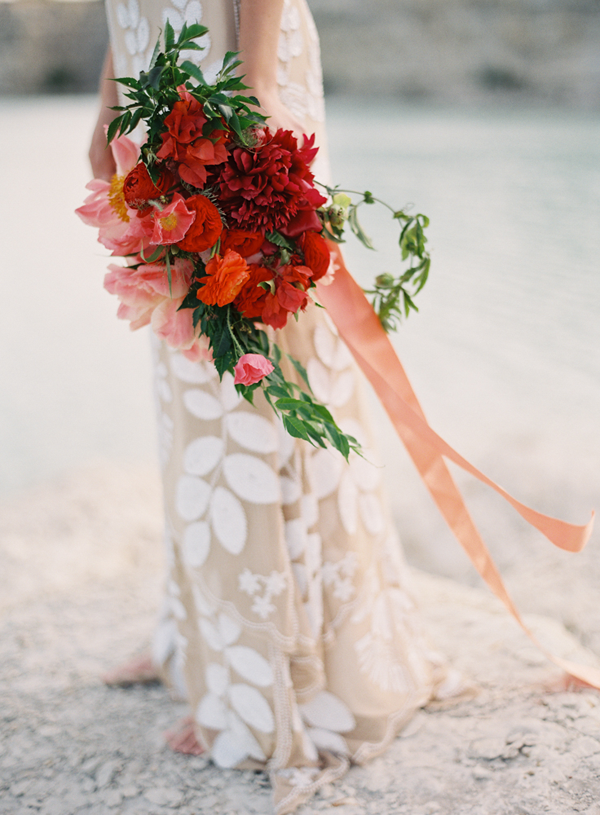 dramatic-red-wedding-bouquet