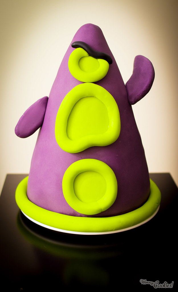 Nuestra tarta del terrible Tentáculo Púrpura, posando orgulloso y cabreado.