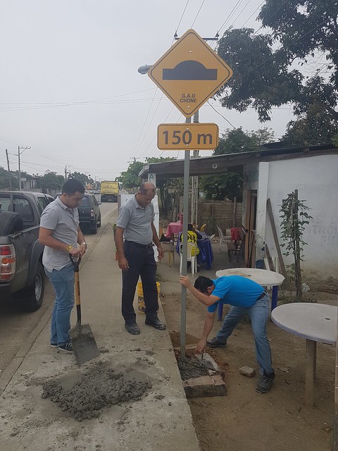 Dirección de Tránsito Municipal ubica señaléticas de peligro en el Bejucal