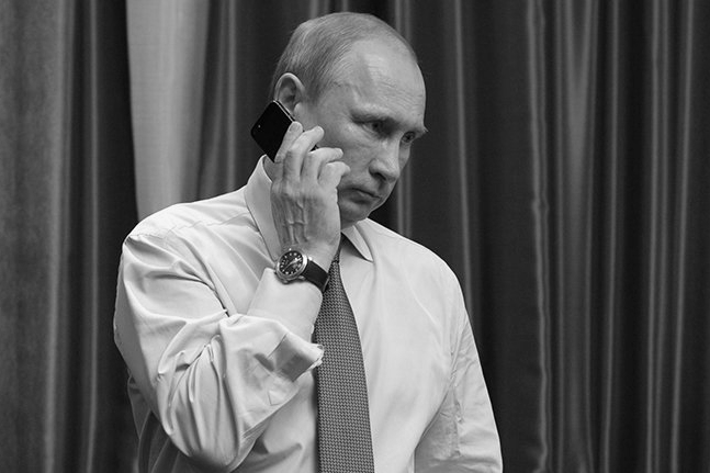 150111_RUS_Vladimir_Putin_phoning_BW_6x9