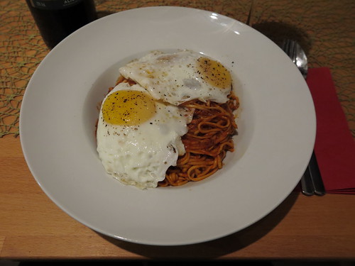 Selbstgemachte Spaghetti mit Tomatensoße und Spiegeleiern
