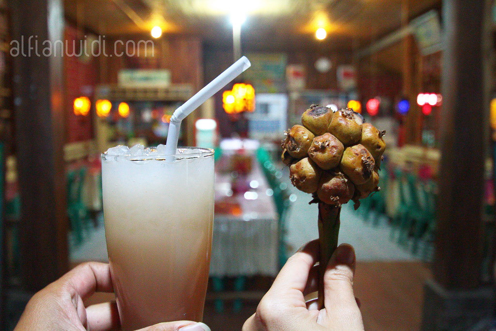 12.Jus Honje yang terbuat dari kecombrang, salah satu minuman khas Pangandaran.