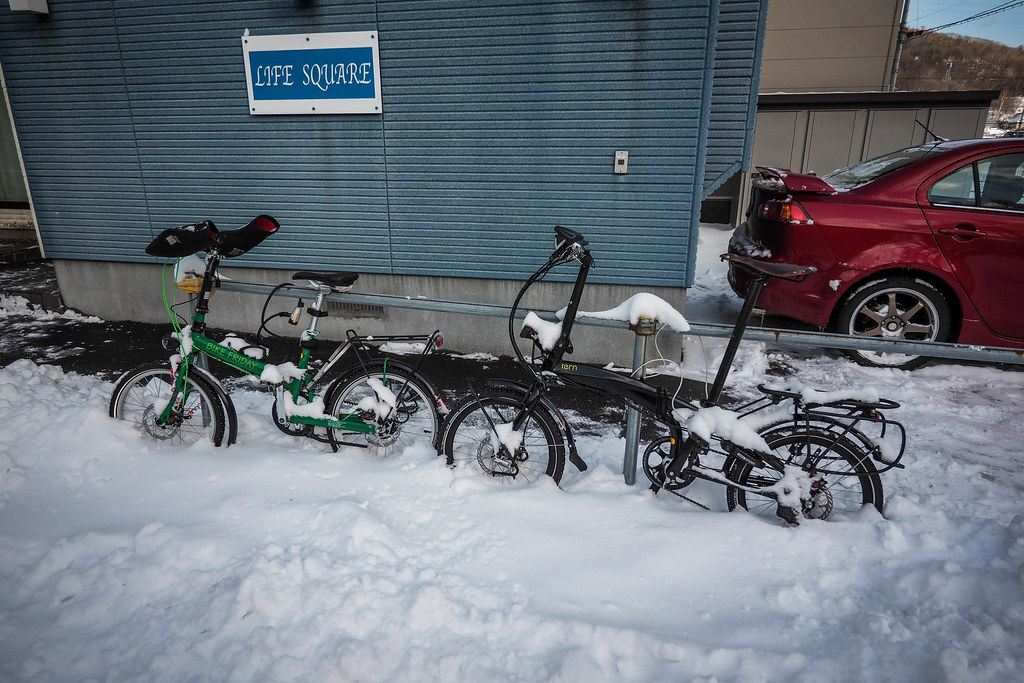 2015 Tern Verge S27h folding touring bicycle on winter snow (Muroran City, Japan)