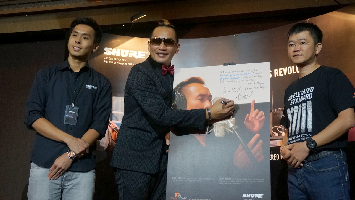 Foto Dari Kiri, Eric Ong, Shure Asia, Dato' Ac Mizal Dan Andy Tan, Concept Audio Ketika Selesai Acara Menandatangani Poster